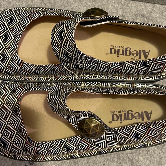 Alegria Monochrome Geometric Pattern Flats - Picture 6 of 8